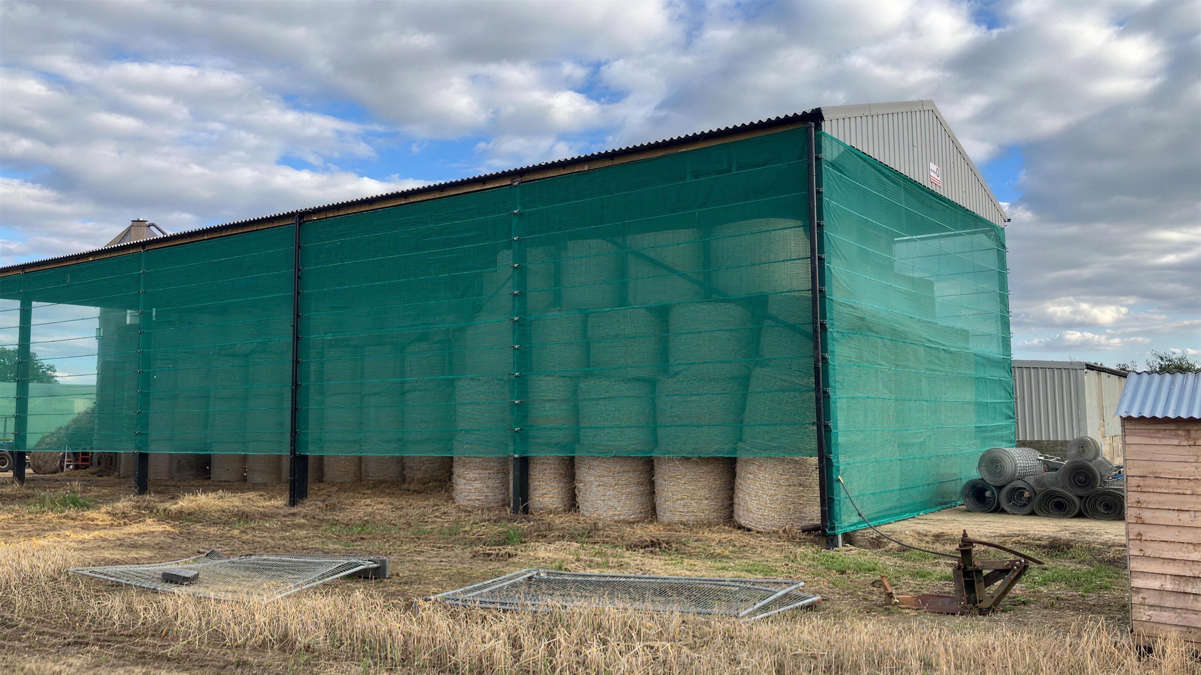 Welded straps on a windbreak